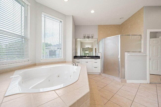 Building Photo - Large 4 Bed, 3.5 bath luxury home on 1 acr...