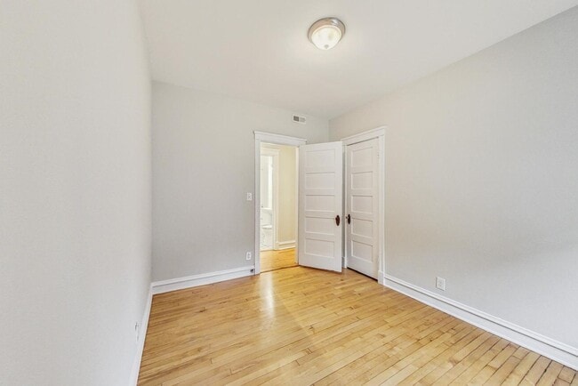 Building Photo - 4000 N Hermitage Ave