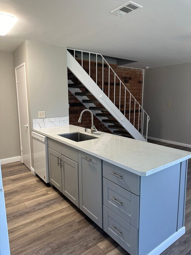 Building Photo - Townhome for Rent! Close to American River College!