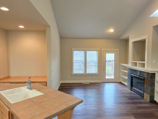 Building Photo - 2423 NW Awbrey Rd