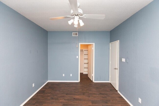 Building Photo - 4711 Spicewood Springs Rd