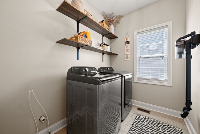 Building Photo - Pet Friendly Four Bedroom with Bonus!