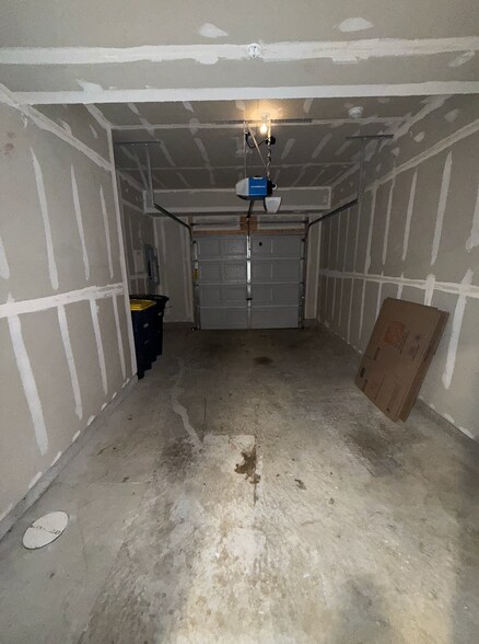 One-car garage - 2719 Pinebrook Rd