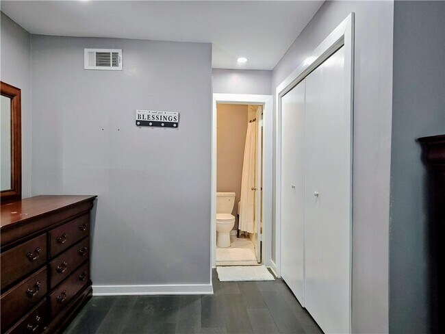 Building Photo - 2805 Northeast Expy