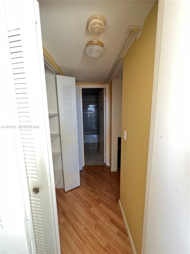 Building Photo - 2851 Somerset Dr