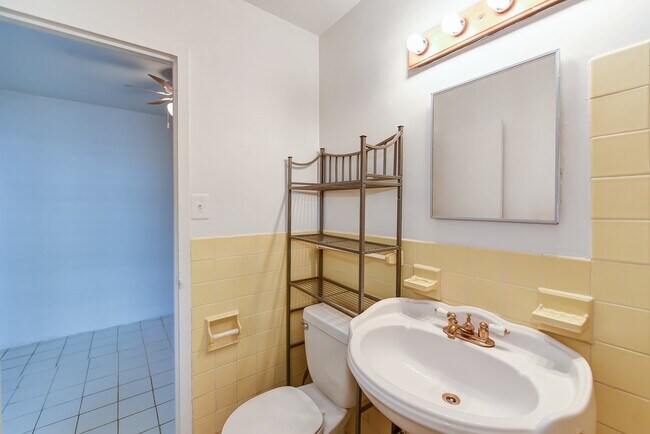 Building Photo - Charming & Bright Junior One Bedroom at River Place North
