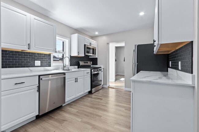 Building Photo - 203 E Plaza Pl