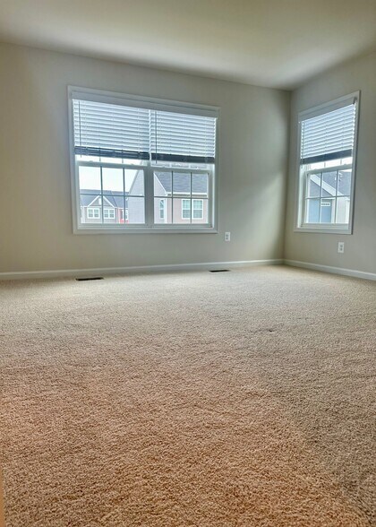 Building Photo - 349 Willowshire Ct