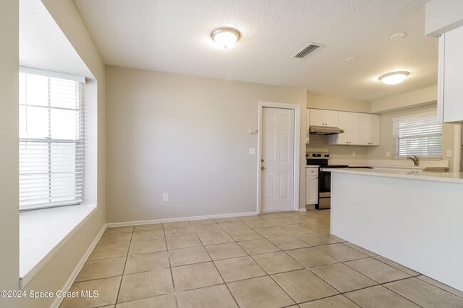 Building Photo - 1035 Country Club Blvd