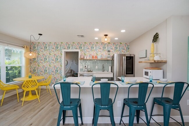 Building Photo - Monthly  FUN Furnished Bradenton, FL Rental VACA or Short term