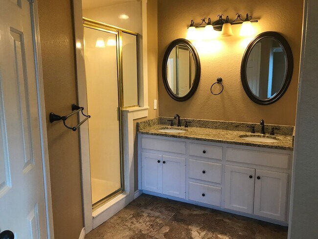 Building Photo - 3/2 super clean and move in ready in MIDWAY ISD