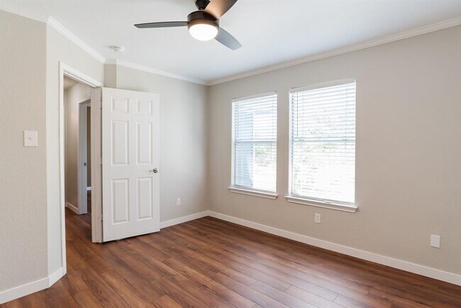 Building Photo - 532 Sampson
