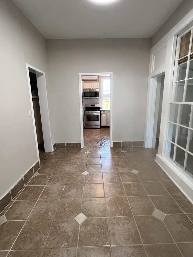 Building Photo - 214 W Buena Vista Ave