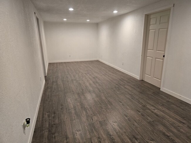 Building Photo - 3130 S River Rd
