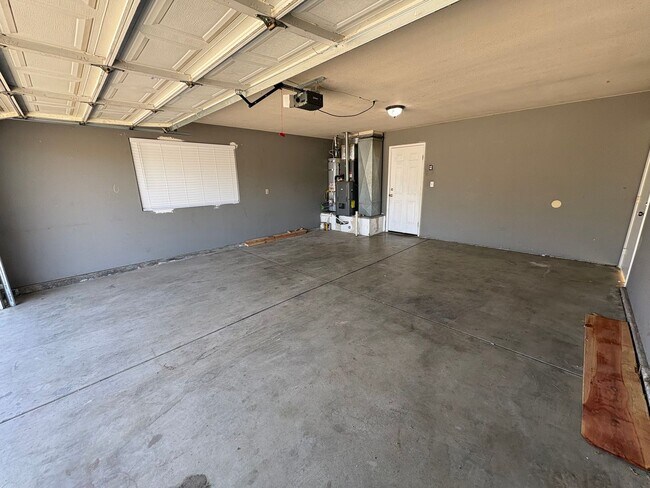 Building Photo - Cozy Home On Spacious Lot In Tulare Available Now!