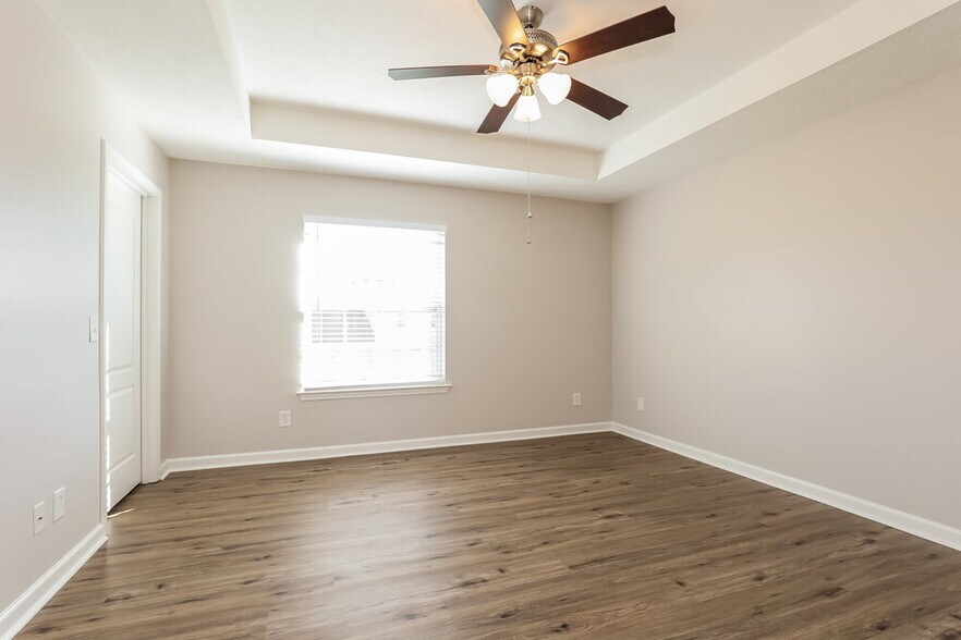 Building Photo - 323 Buttonwood Dr