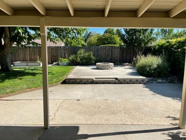 Building Photo - Roseville 3 bedroom