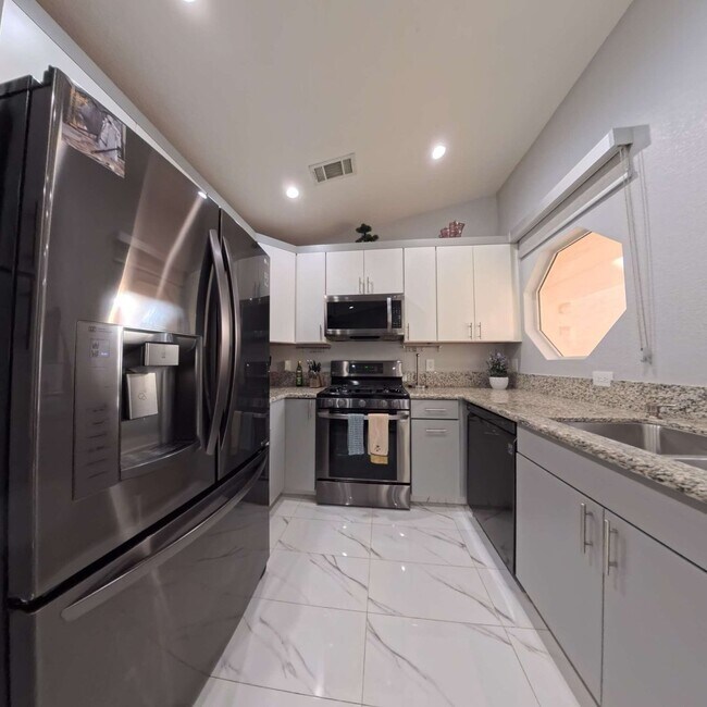 Building Photo - Highly Remodeled | 2nd Floor | Vaulted Ceilings