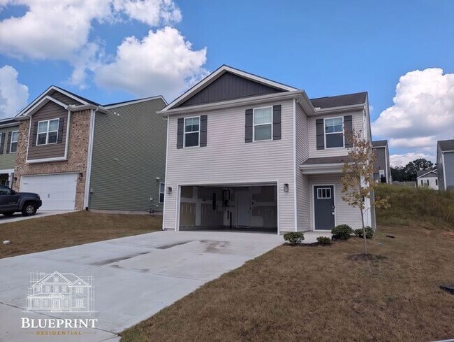 Building Photo - 2024 build, great neighborhood, stainless appliances, granite countertops!