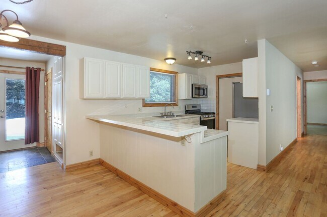Building Photo - UPDATES COMPLETED!  Unfurnished home! Dogs...
