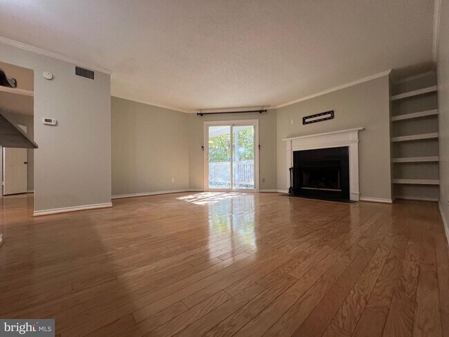 Building Photo - 1530 Lincoln Way