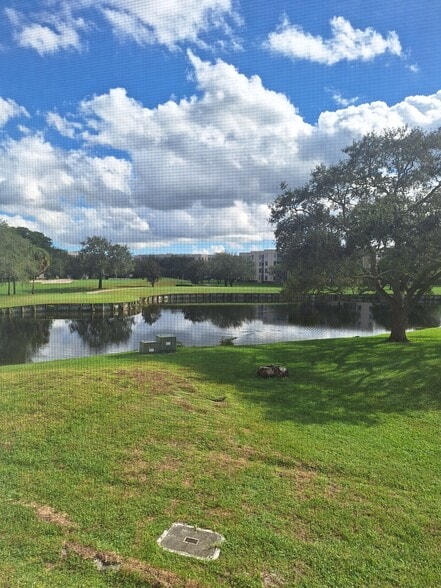 Building Photo - 9441 Live Oak Pl