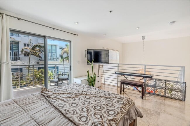 Building Photo - 7700 Collins Ave