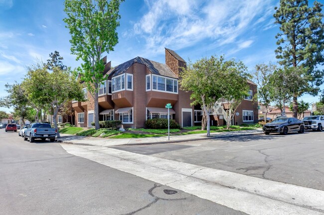 Building Photo - 14751 Plaza Dr