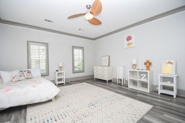 Building Photo - 2702 Tudor Manor