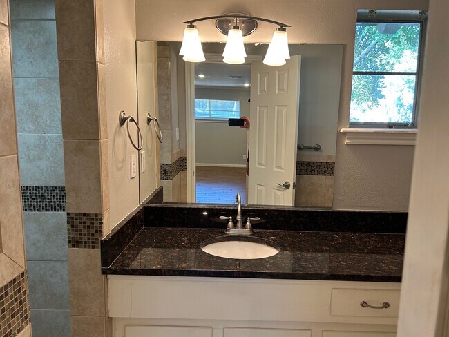 Building Photo - 1702 Maux Dr