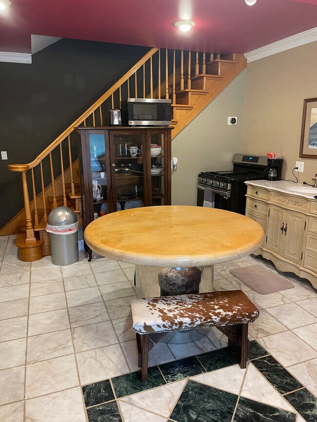 Building Photo - 176 Schools Dr