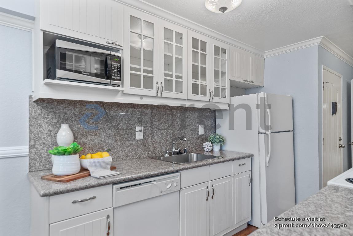 Building Photo - 2131 Northwood Cir