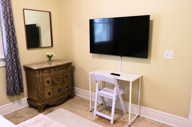 Building Photo - 611 S Orleans Ave