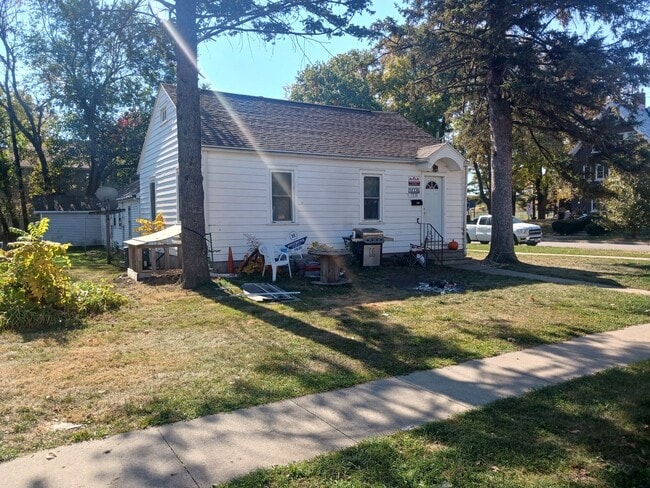 Primary Photo - 2526 Knapp St