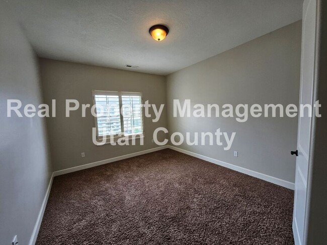 Building Photo - 950 N 940 W