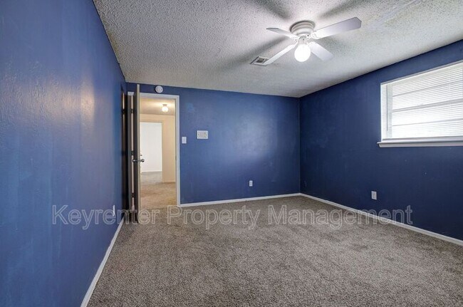Building Photo - 1701 Oakhurst Ave