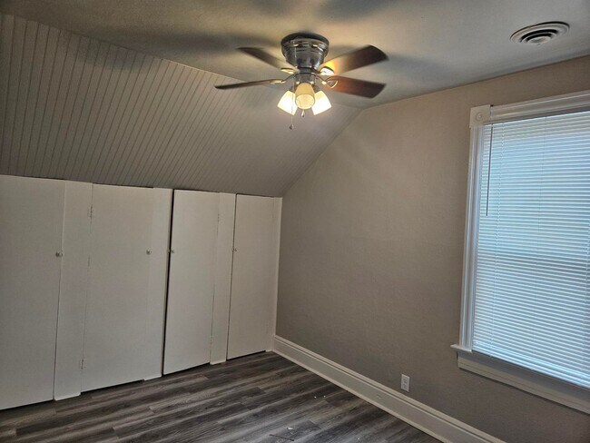 Building Photo - 424 E Fifth St