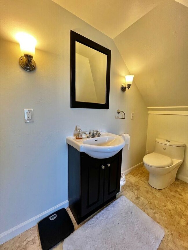 Building Photo - Update 4 Bed 2 Bath House in Old Town! Ava...