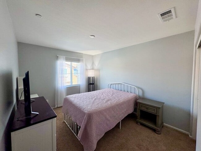 Building Photo - Beautiful 3 bedroom Town house available f...
