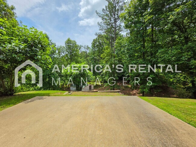 Building Photo - Private Estate Living on Over 3 Acres! Available to view NOW!