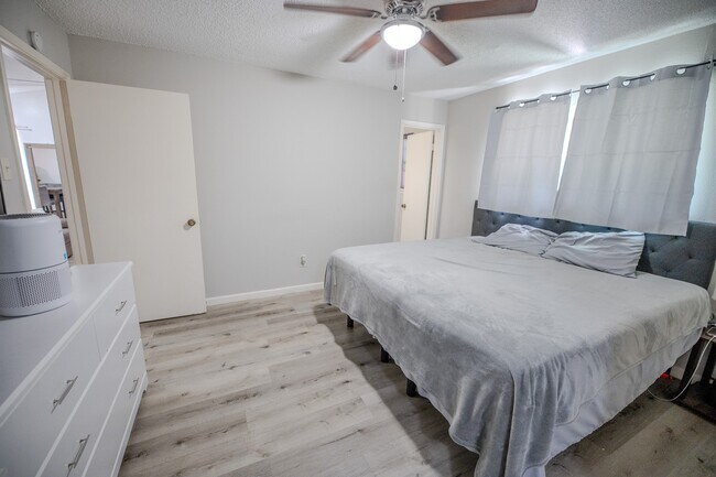 Building Photo - 4606 Meadowood Dr