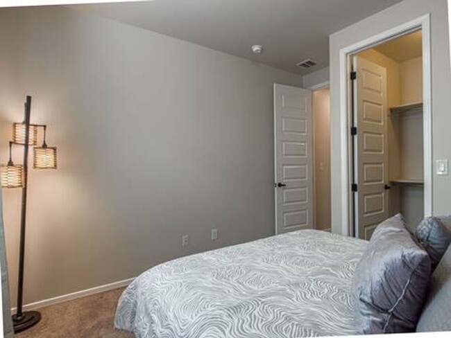 Building Photo - Beautiful East side House 3 Bed