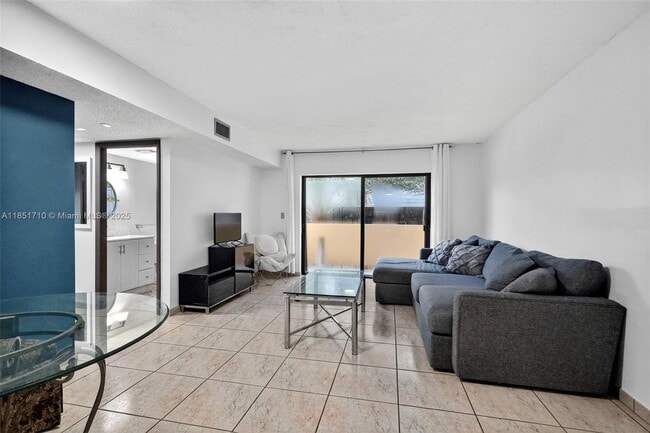 Building Photo - 2924 Collins Ave