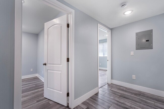 Building Photo - Beautiful 4 Bed / 3 Bath apartment with PARKING & IN-UNIT LAUNDRY!