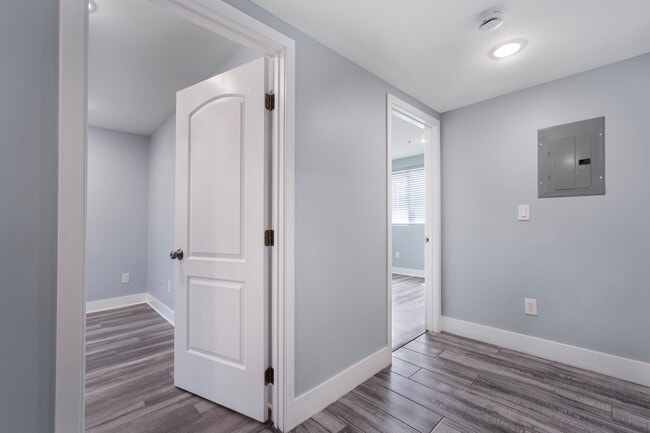 Building Photo - This beautiful and updated 4 Bed / 3 Bath apartment in a prime Boyle Heights location is now avai...