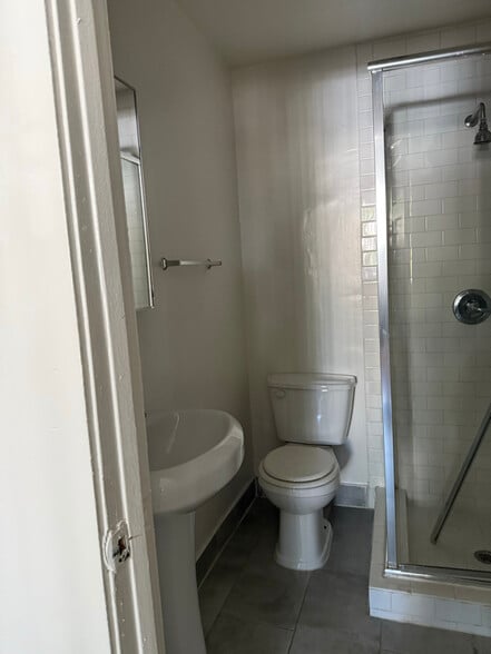 Building Photo - 1114 N Poinsettia Pl