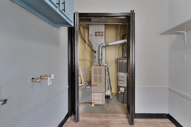 Building Photo - 98 N Navarre Ave