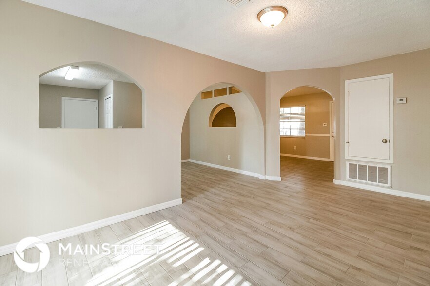 Building Photo - 2409 Oak Hollow Dr