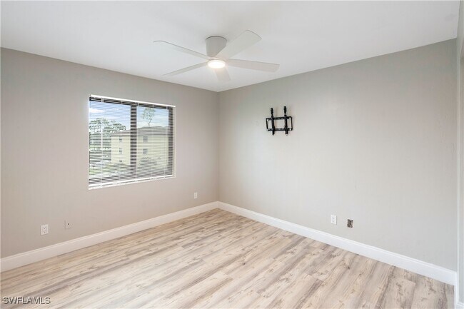 Building Photo - 228 Fox Glen Dr