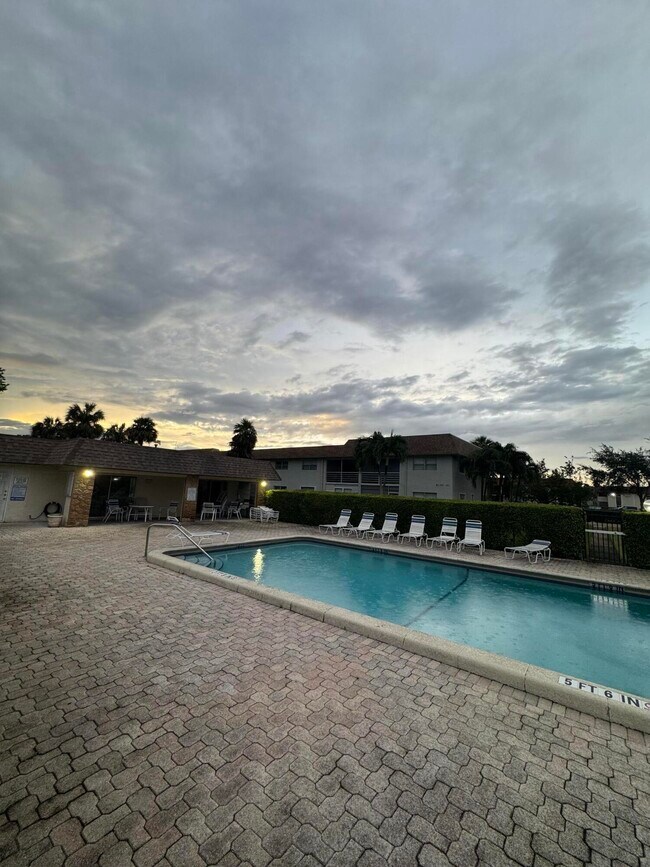 Building Photo - 9949 Sandalfoot Blvd